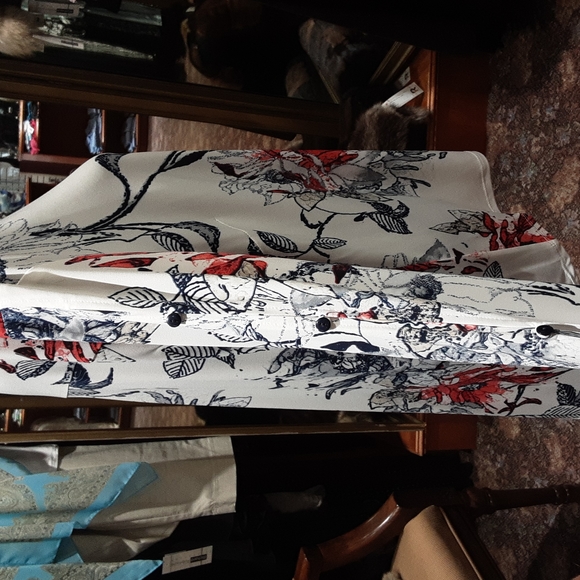 Long, opened sleeves shirt - Picture 2 of 3